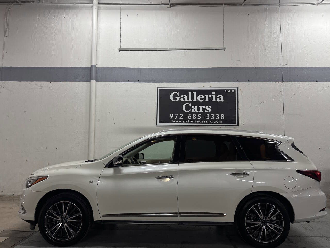 Used 2019 INFINITI QX60 Luxe w/ Essential Package image 1