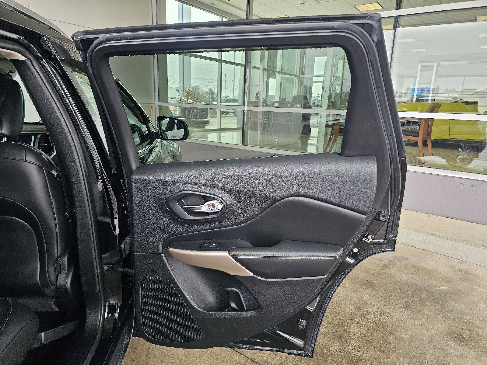 Used 2017 Jeep Cherokee Limited image 13