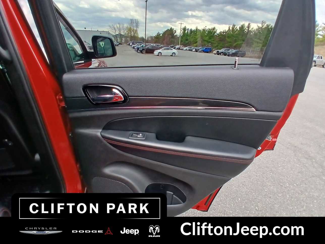 Used 2019 Jeep Grand Cherokee Trailhawk w/ Trailhawk Luxury Group AWD/4WD image 13