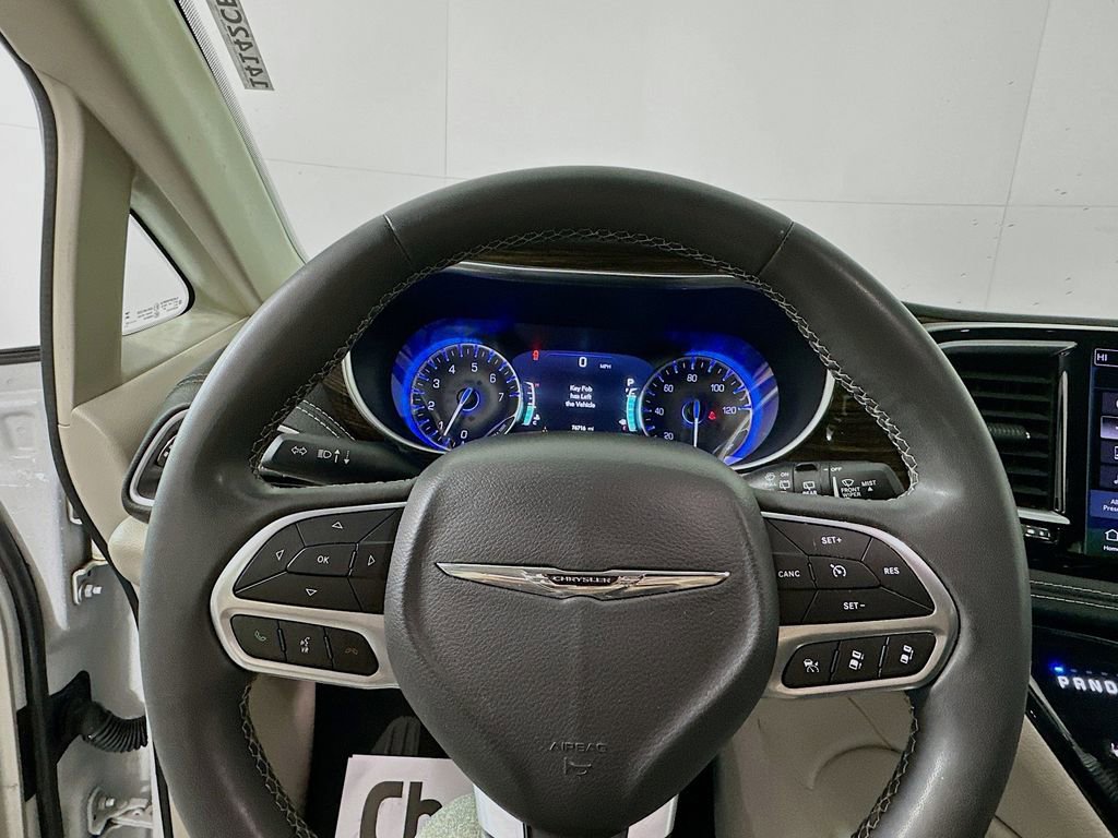 Used 2023 Chrysler Pacifica Limited image 11
