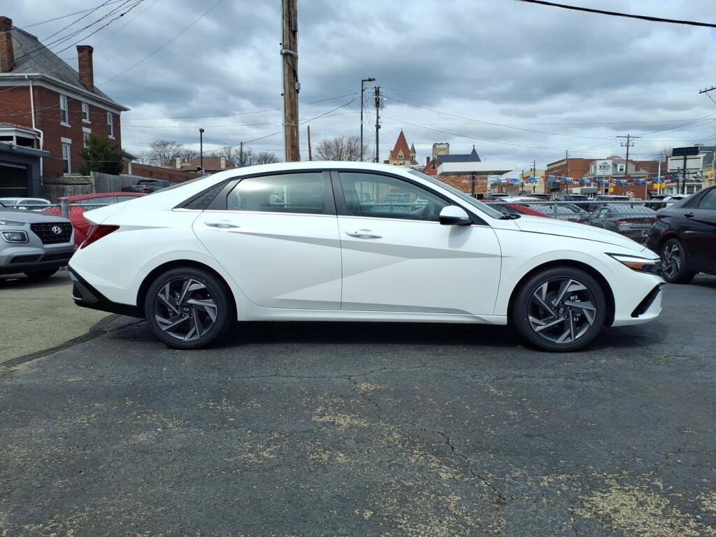 New 2026 Hyundai Elantra Limited FWD image 3