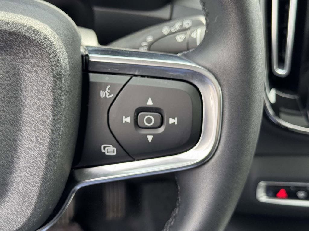 Certified 2025 Volvo XC40 B5 Plus AWD/4WD image 23