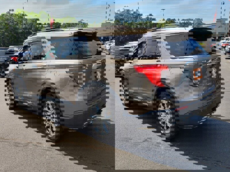 Used 2021 Ford Explorer XLT w/ Equipment Group 202A image 8