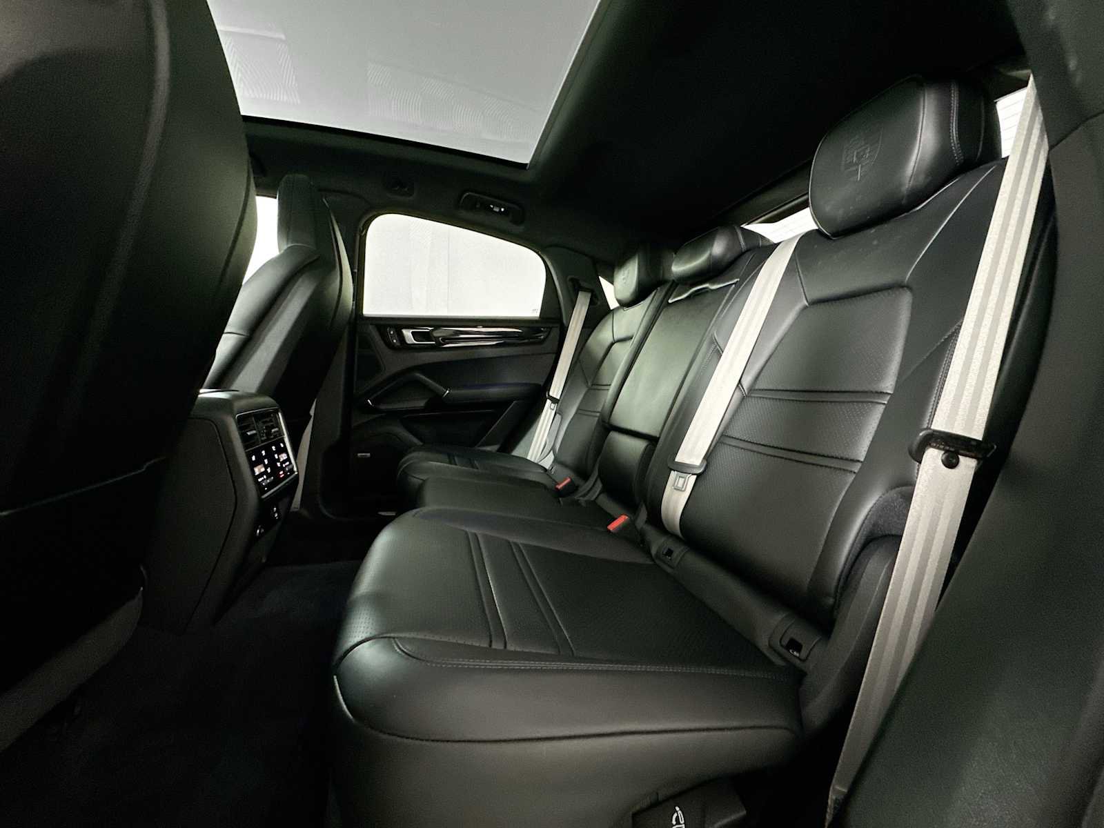 Certified 2022 Porsche Cayenne Platinum Edition image 23
