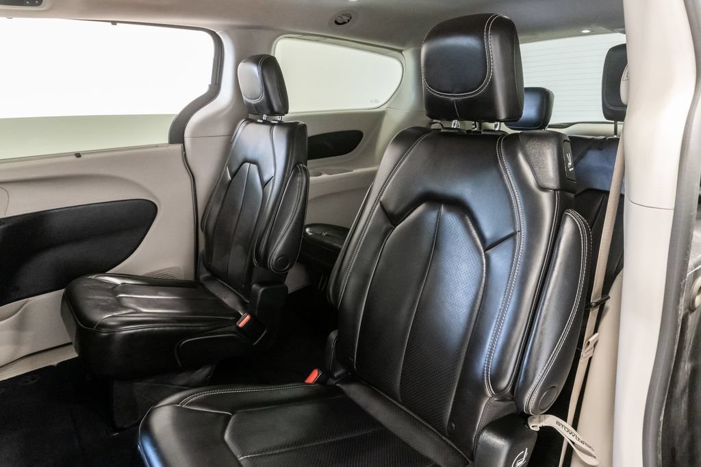 Used 2023 Chrysler Pacifica Touring-L FWD image 22