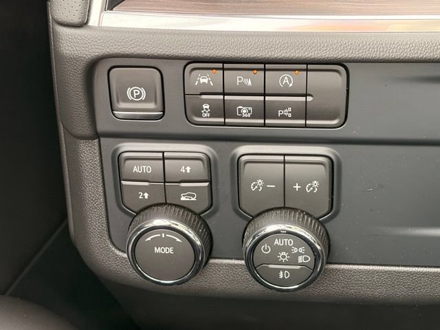 Used 2026 Chevrolet Suburban Premier AWD/4WD image 22