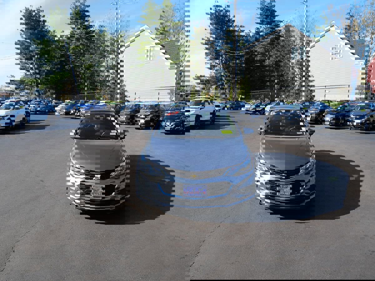 Used 2018 Chevrolet Cruze LT w/ Convenience Package FWD image 3