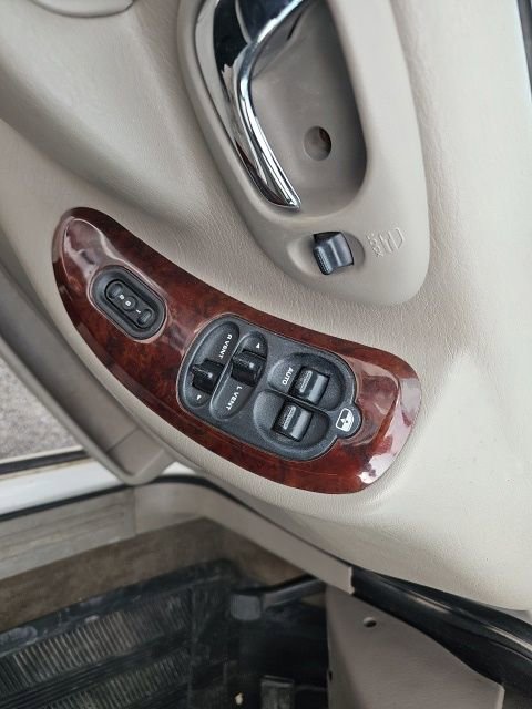 Used 2003 Chrysler Town & Country Limited image 29