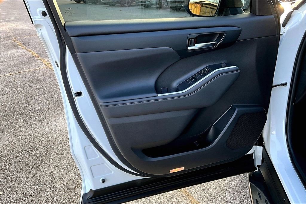 Used 2024 Toyota Highlander LE image 24