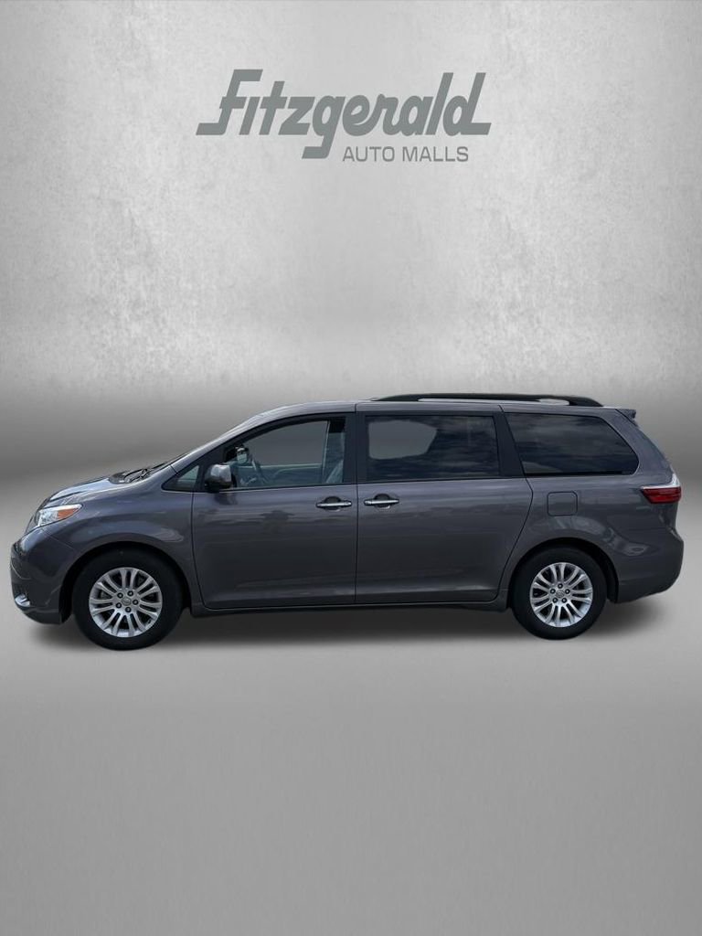Used 2017 Toyota Sienna XLE FWD image 3