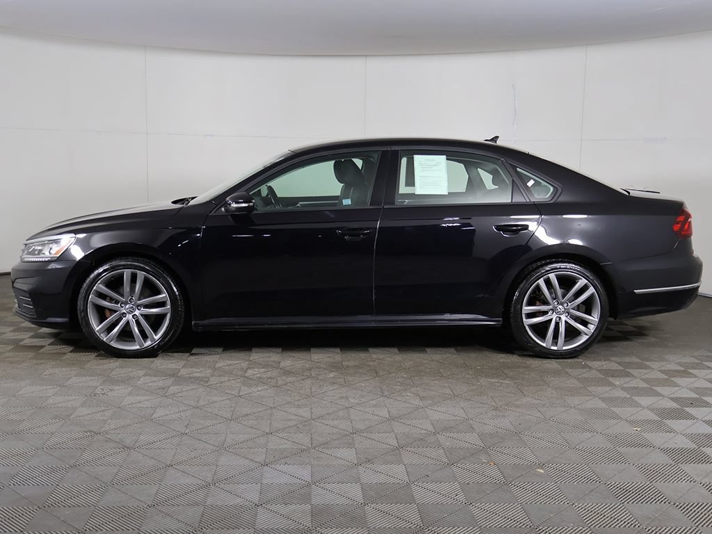 Used 2018 Volkswagen Passat 2.0T R-Line w/ R-Line Lighting Package FWD image 13