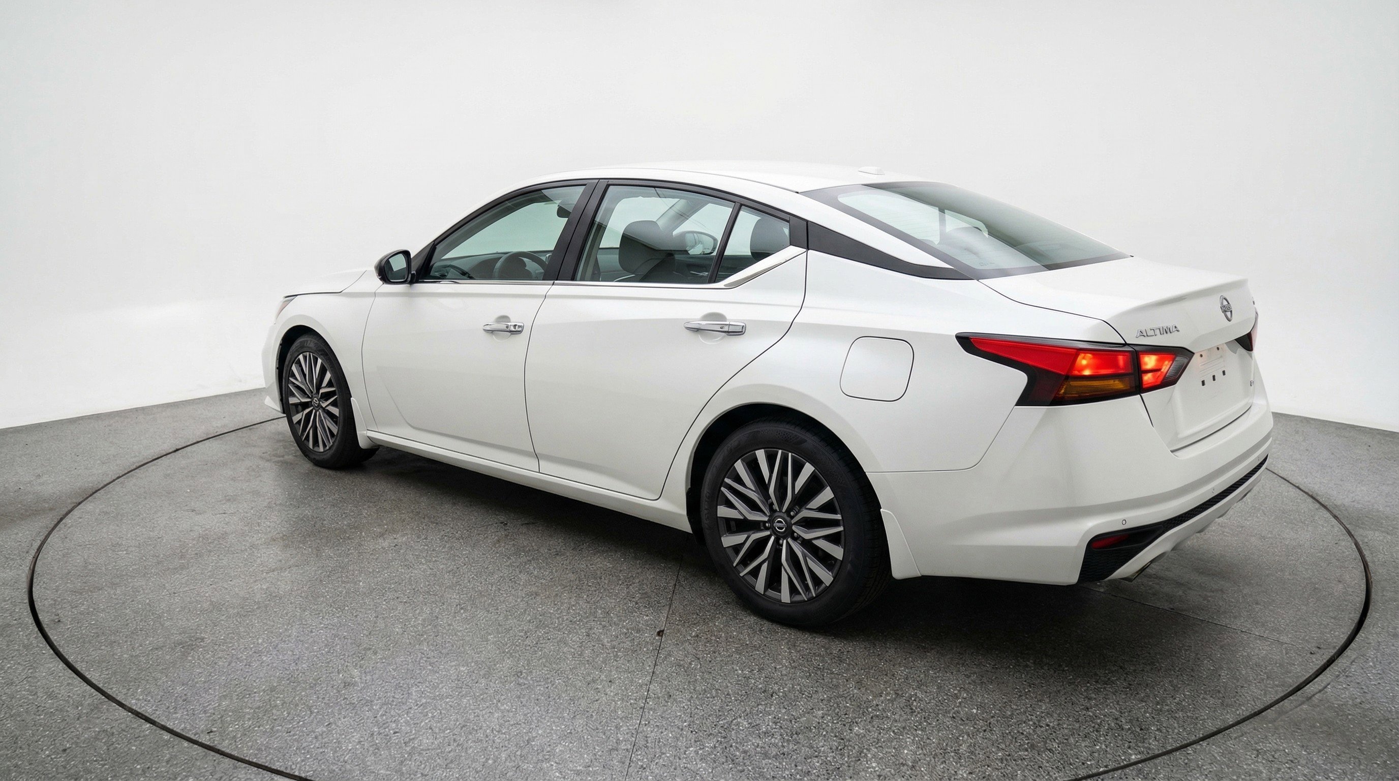 Used 2025 Nissan Altima 2.5 SV image 6