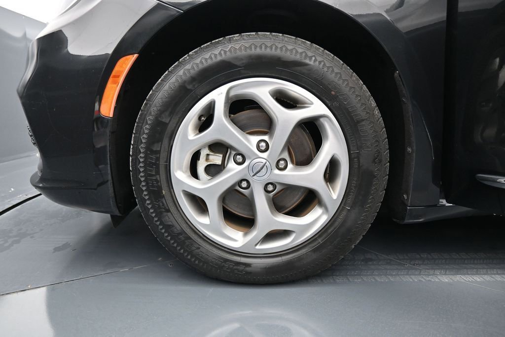 Used 2023 Chrysler Pacifica Limited FWD image 30