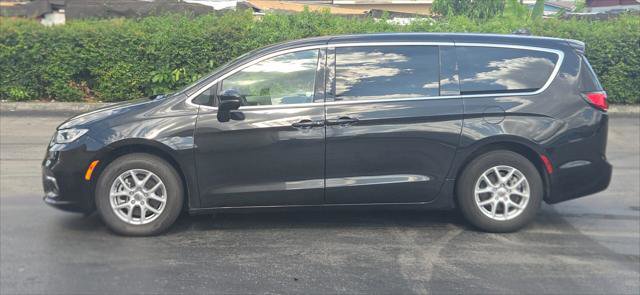 Used 2023 Chrysler Pacifica Touring-L FWD image 3