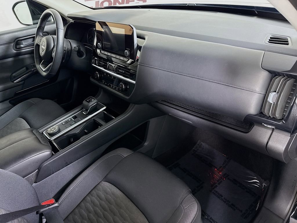 Certified 2024 Nissan Pathfinder SV w/ Black Appearance Package image 32