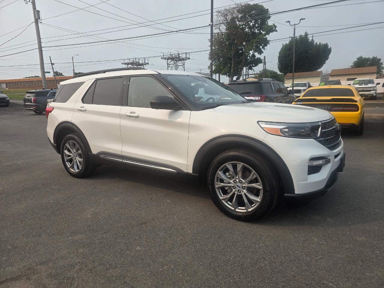 Used 2022 Ford Explorer XLT w/ Equipment Group 202A AWD/4WD image 5