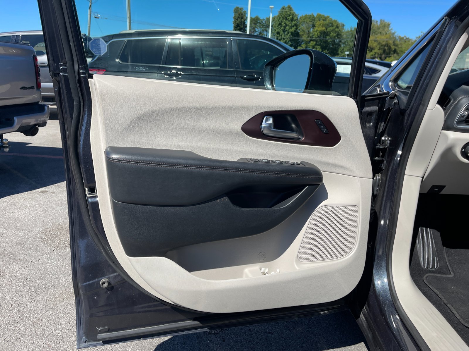 Used 2020 Chrysler Pacifica Limited FWD image 11
