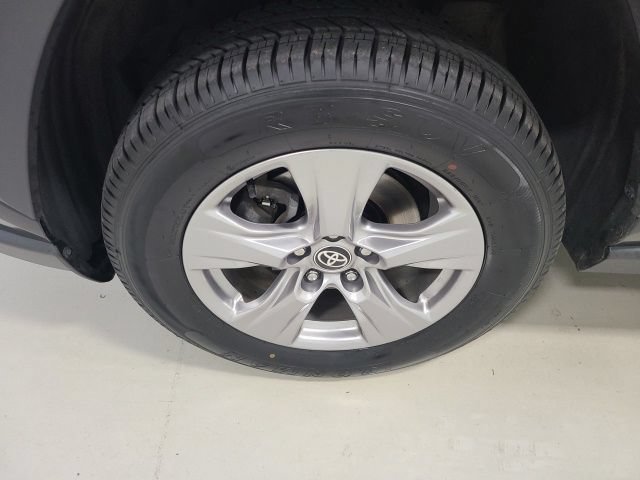 Used 2024 Toyota RAV4 XLE FWD image 37