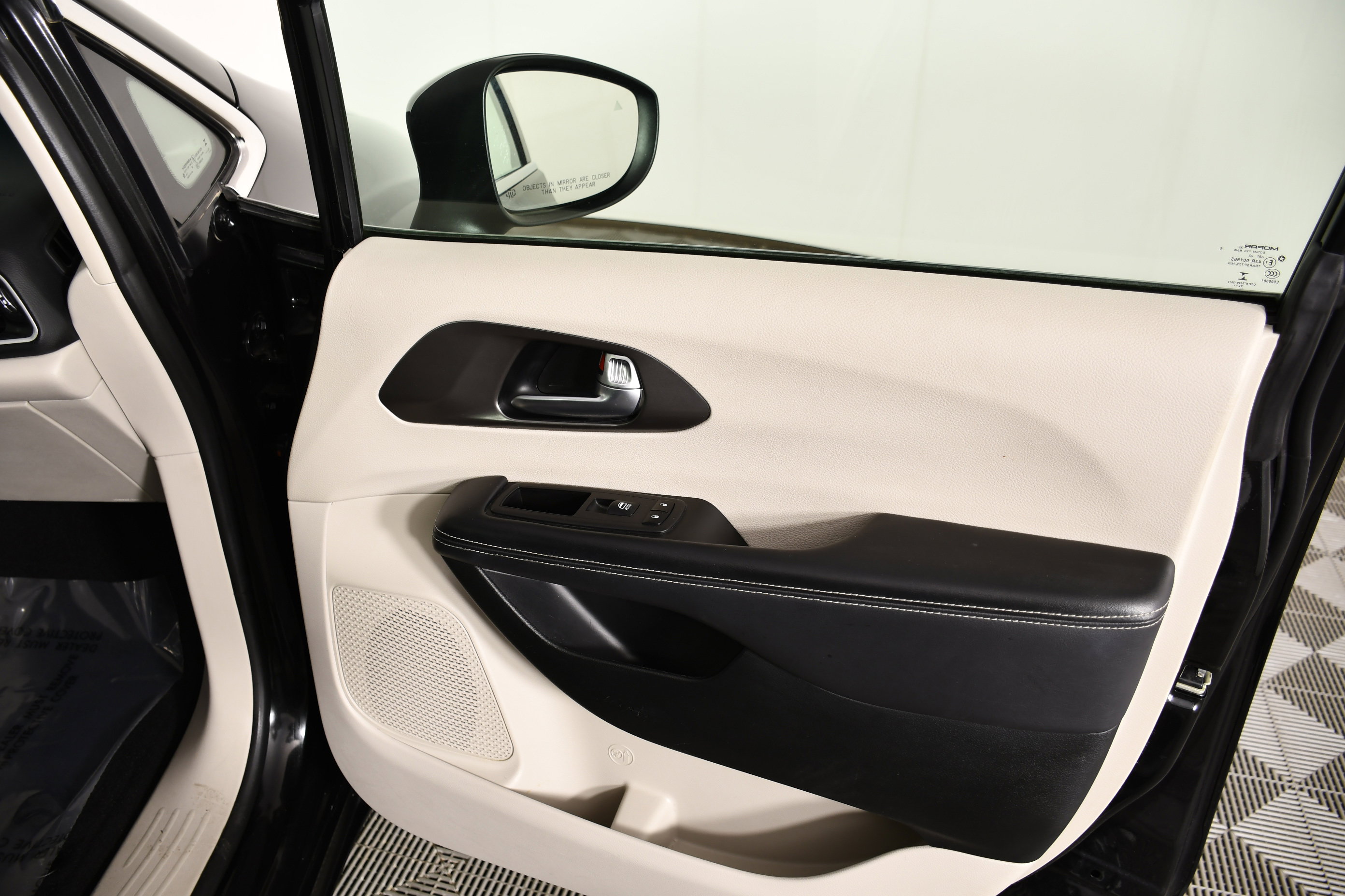 Used 2023 Chrysler Pacifica Touring-L image 40