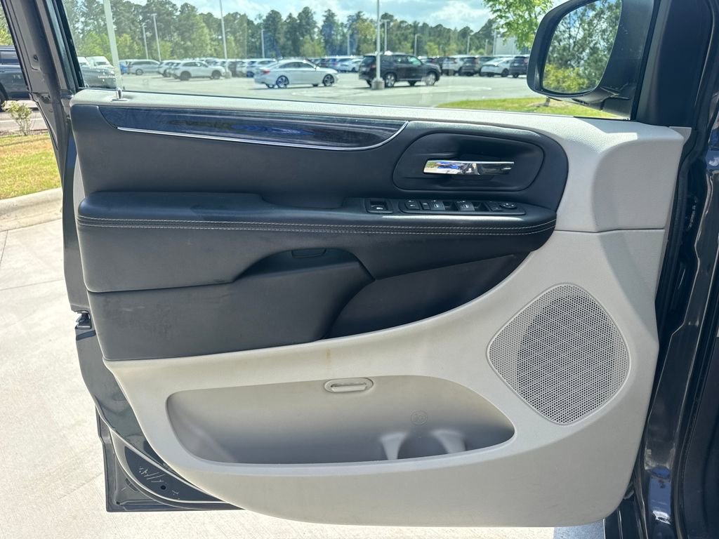 Used 2012 Chrysler Town & Country Touring image 16