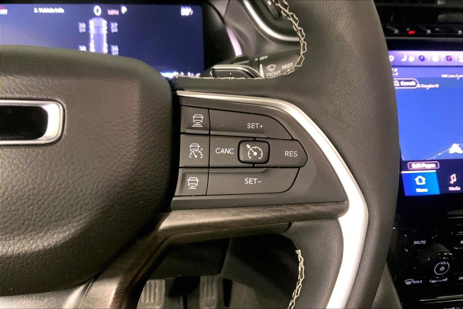 Used 2025 Jeep Grand Cherokee Limited AWD/4WD image 19