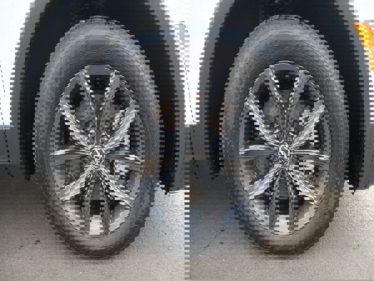 Used 2022 Volkswagen Tiguan SE w/ Panoramic Sunroof Package image 35