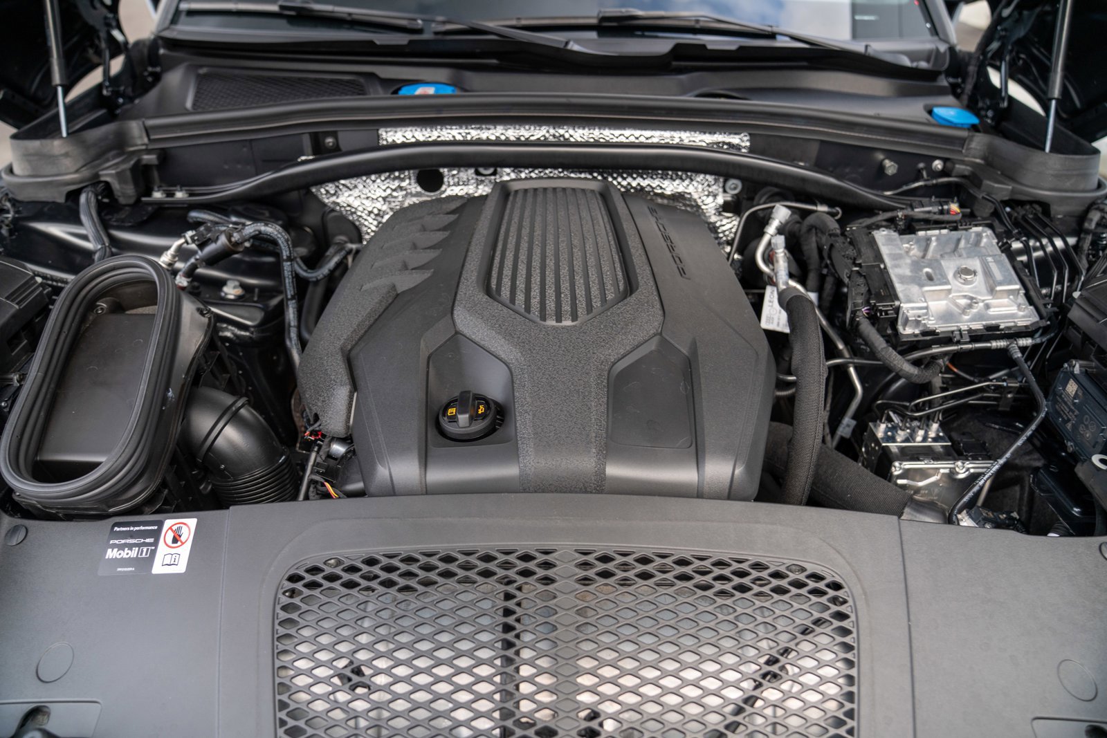 Certified 2025 Porsche Macan image 29