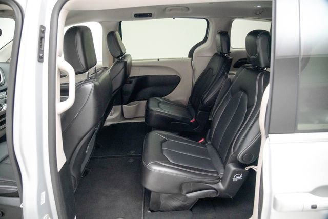 Used 2024 Chrysler Pacifica Touring-L image 24