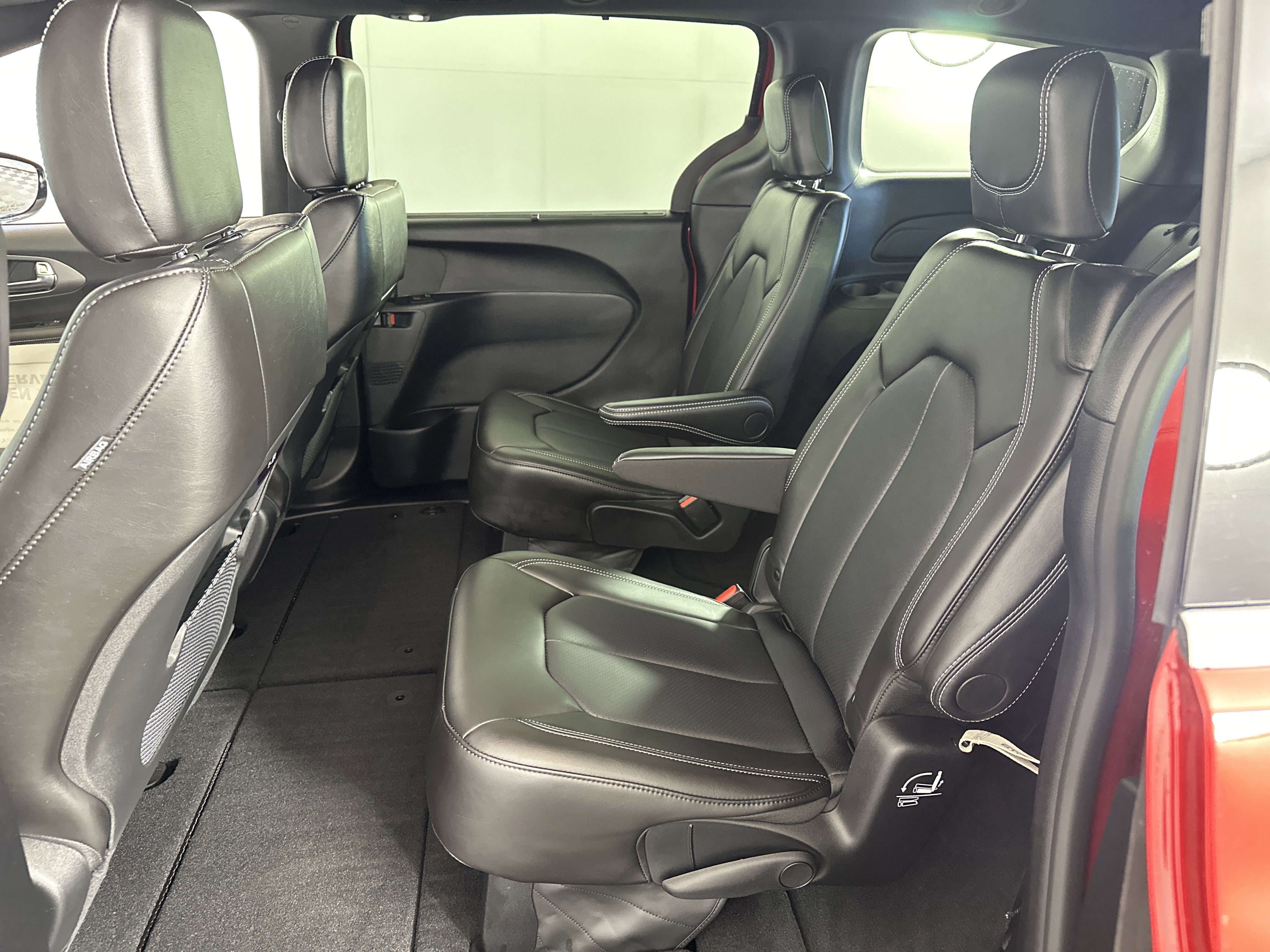 Used 2025 Chrysler Pacifica Select image 7