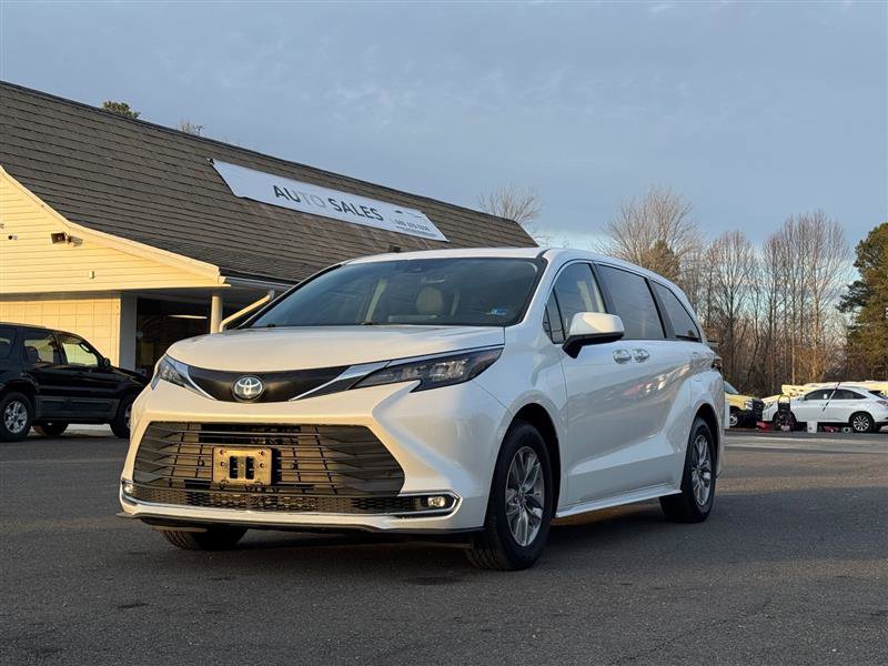 Used 2024 Toyota Sienna XLE image 2