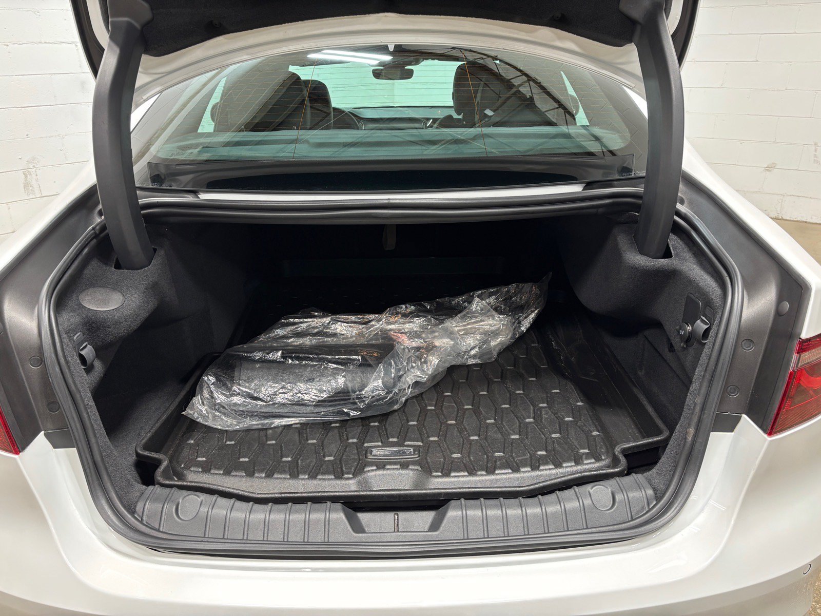 Used 2024 Jaguar XF R-Dynamic SE AWD/4WD image 43