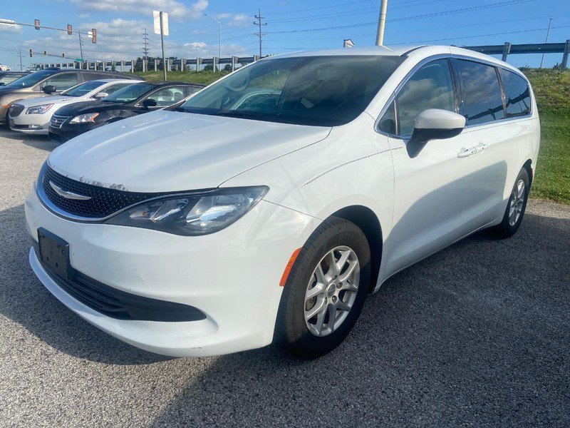 Used 2017 Chrysler Pacifica Touring FWD image 4