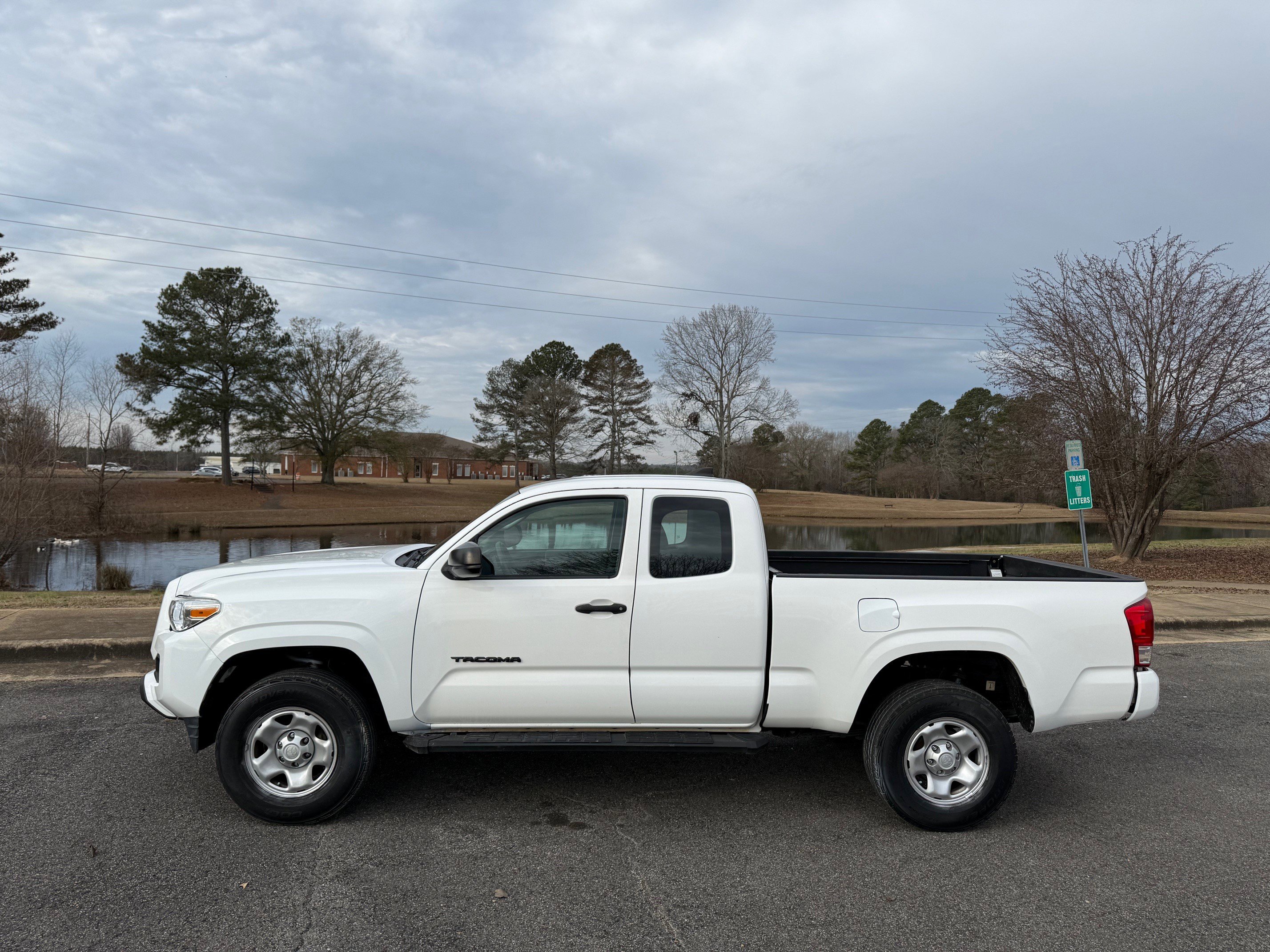 Used 2017 Toyota Tacoma SR RWD image 2