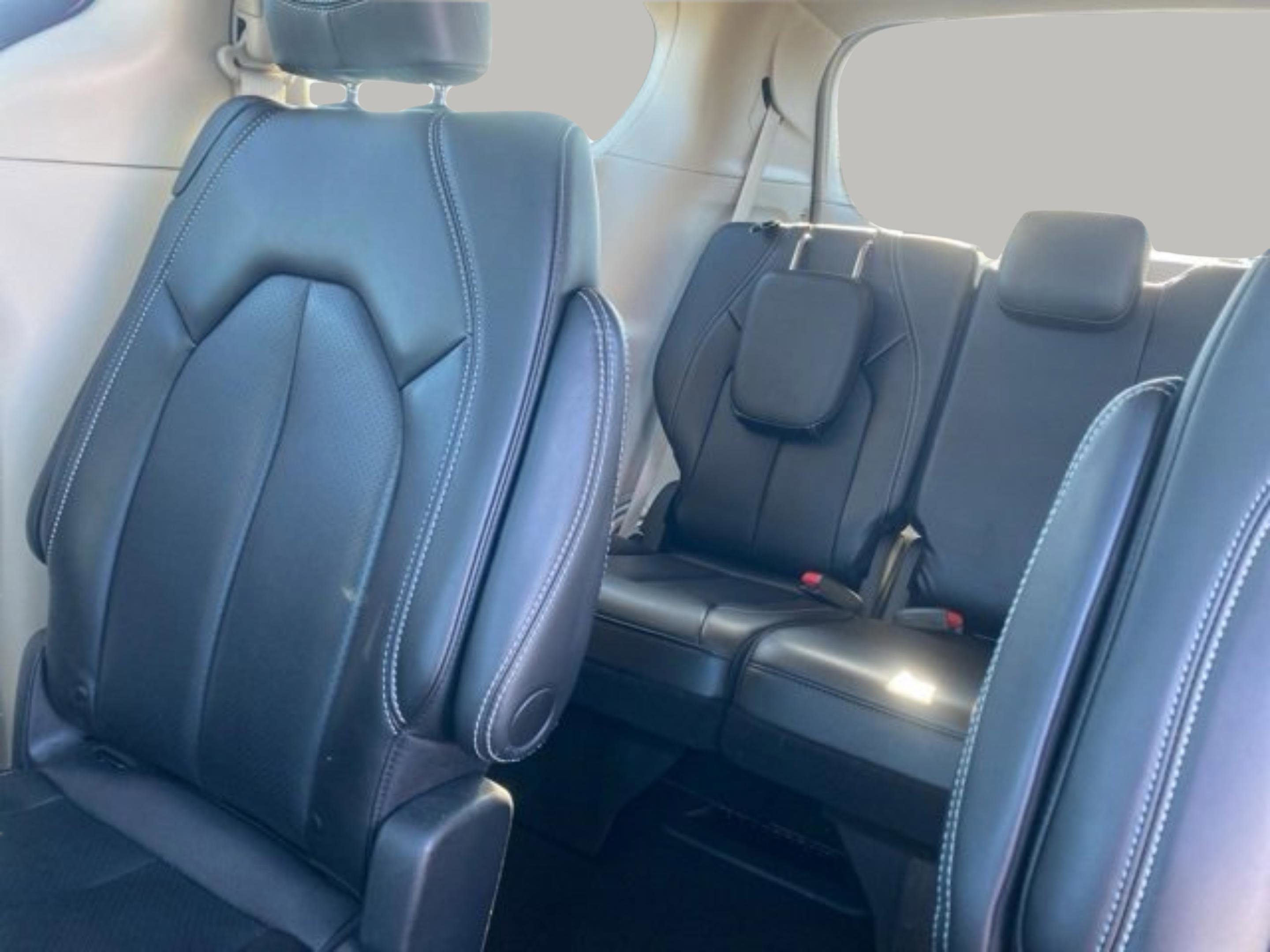 Used 2023 Chrysler Pacifica Touring-L image 35