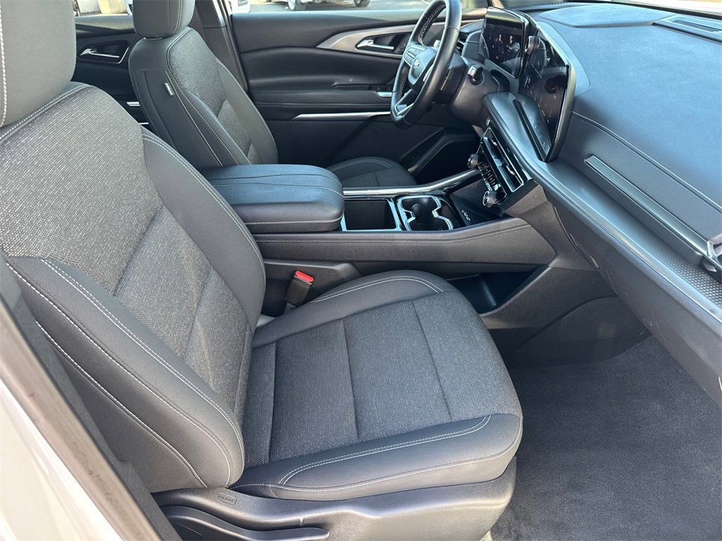 Used 2025 Chevrolet Traverse LT image 13