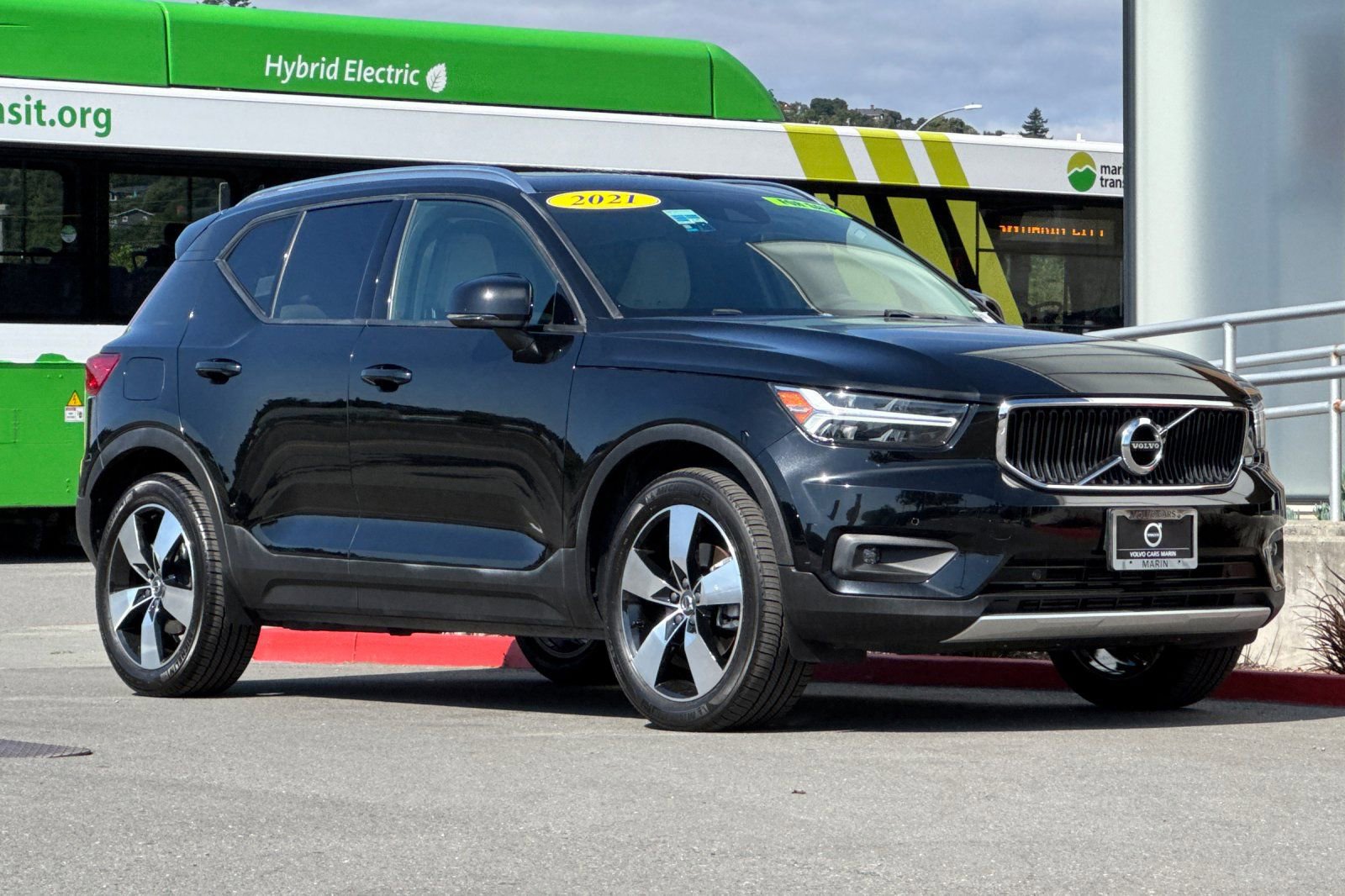 Used 2021 Volvo XC40 T5 Momentum w/ Premium Package AWD/4WD image 9