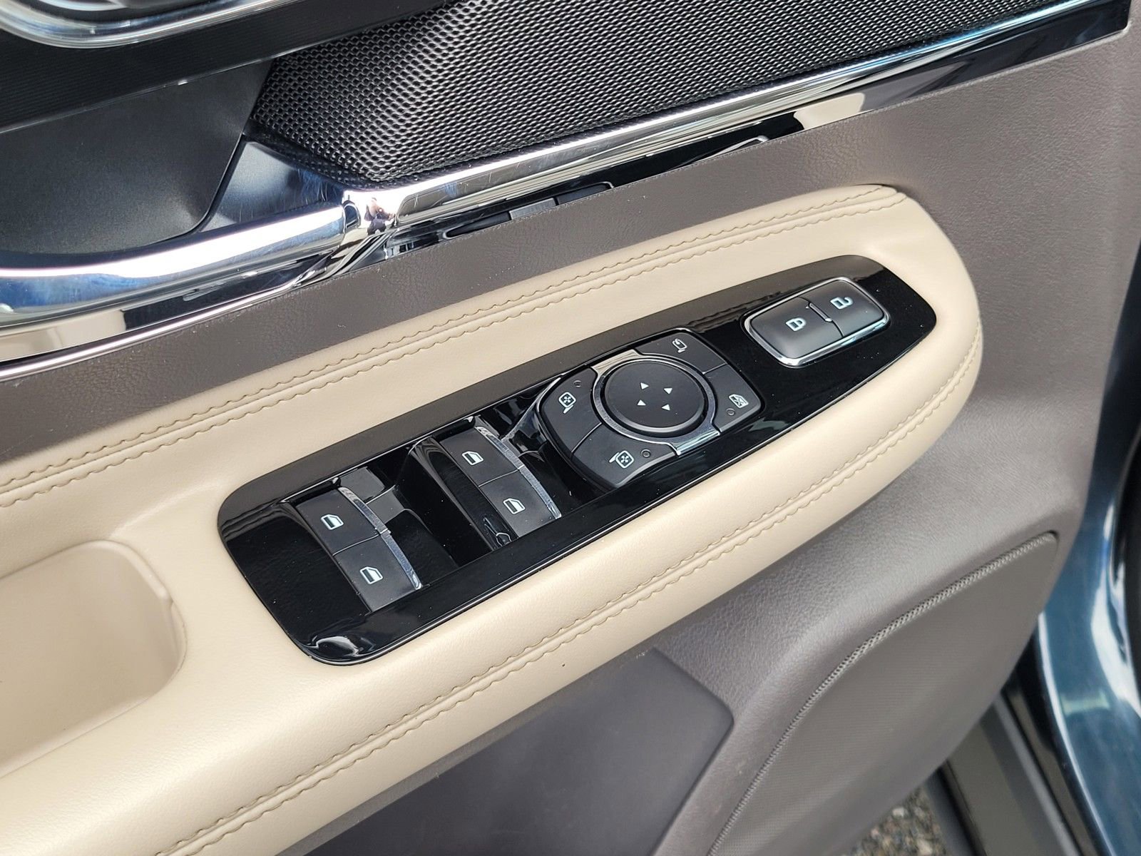 Used 2021 Lincoln Corsair Reserve w/ Equipment Group 201A image 17