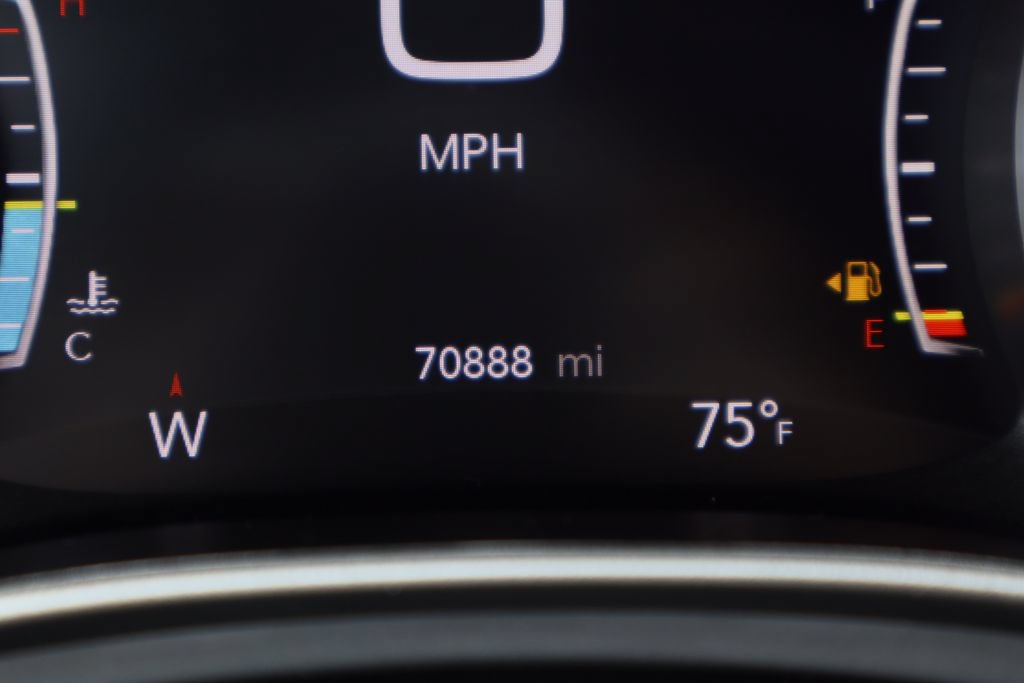 Used 2023 Chrysler Pacifica Touring FWD image 14