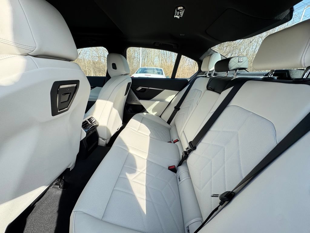 Used 2026 BMW 530i xDrive w/ M Sport Package AWD/4WD image 21