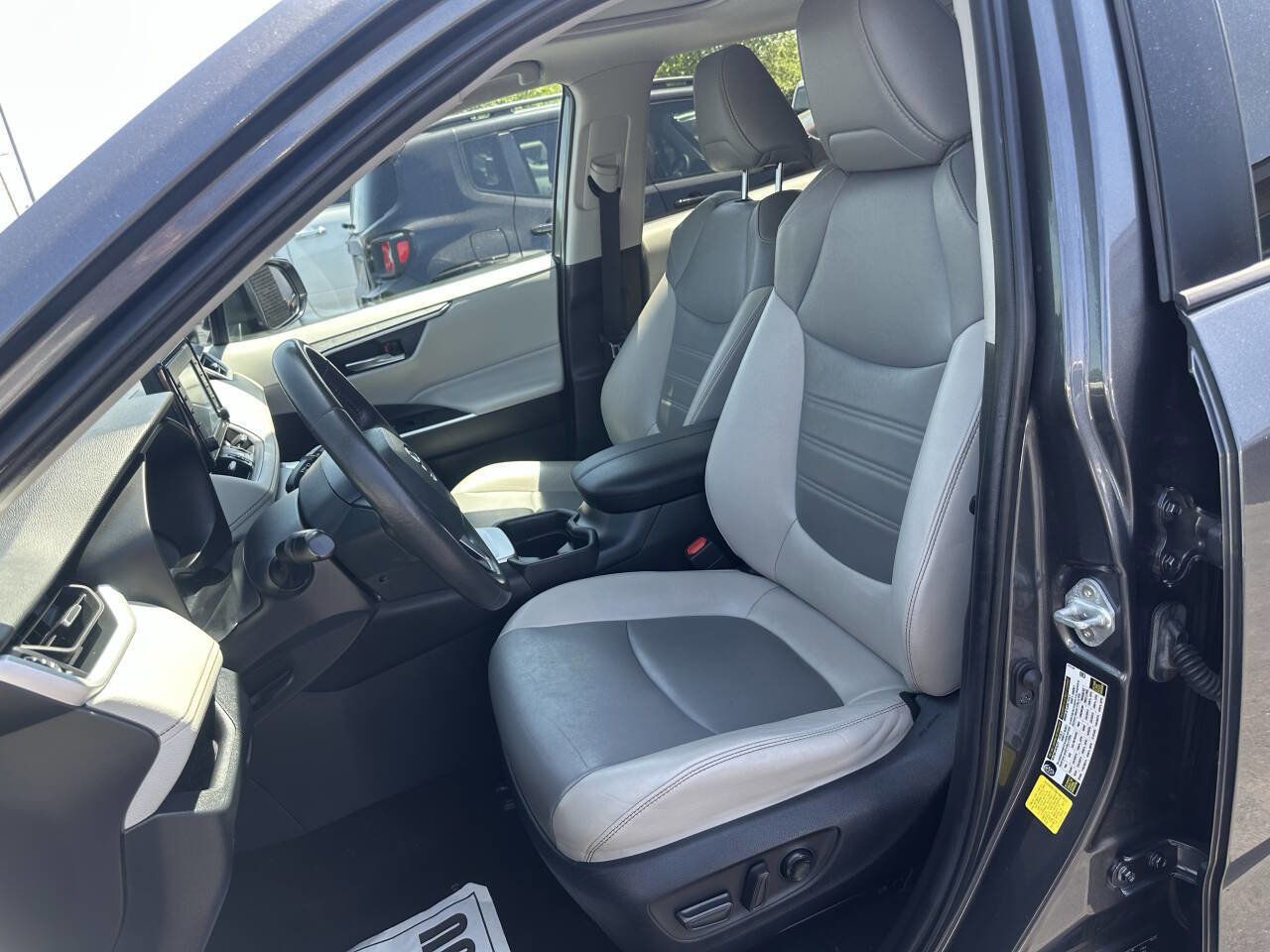 Used 2020 Toyota RAV4 XLE Premium FWD image 14