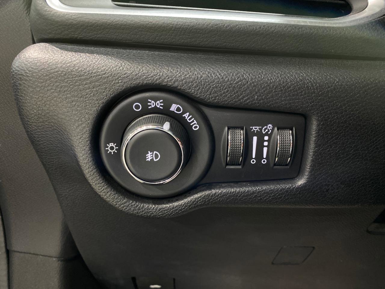 Used 2018 Chrysler Pacifica Touring-L w/ Premium Audio Group FWD image 10