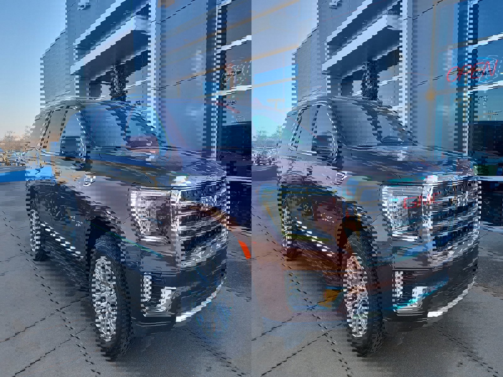 Used 2023 GMC Yukon SLT image 1