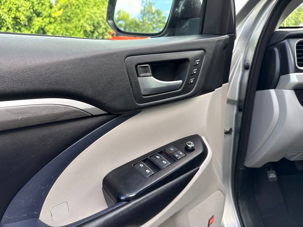 Used 2018 Toyota Highlander Limited AWD/4WD image 22
