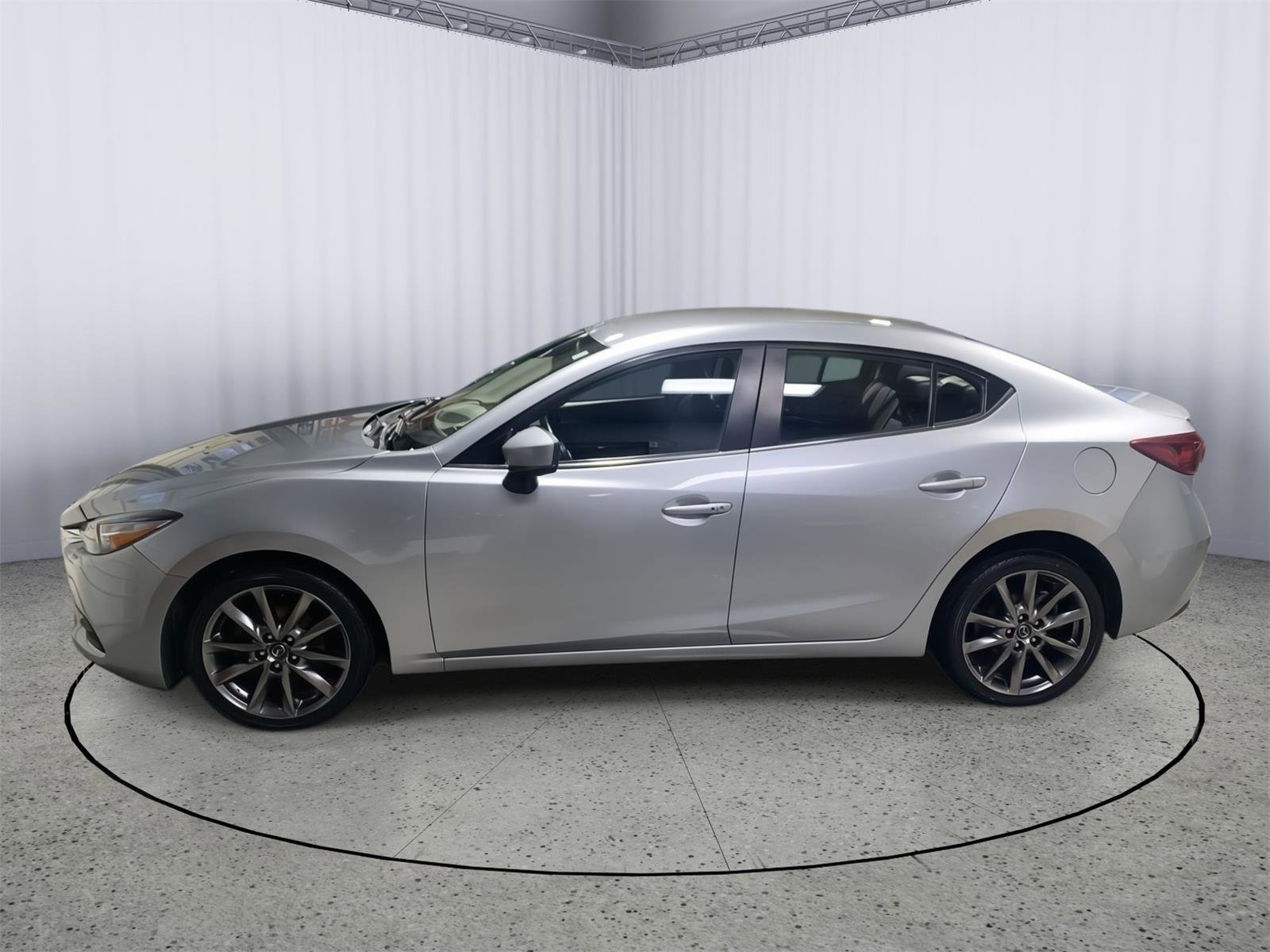 Used 2018 MAZDA MAZDA3 Touring image 3