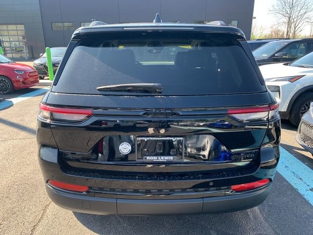 Used 2023 Jeep Grand Cherokee Limited w/ Black Appearance Package AWD/4WD image 4
