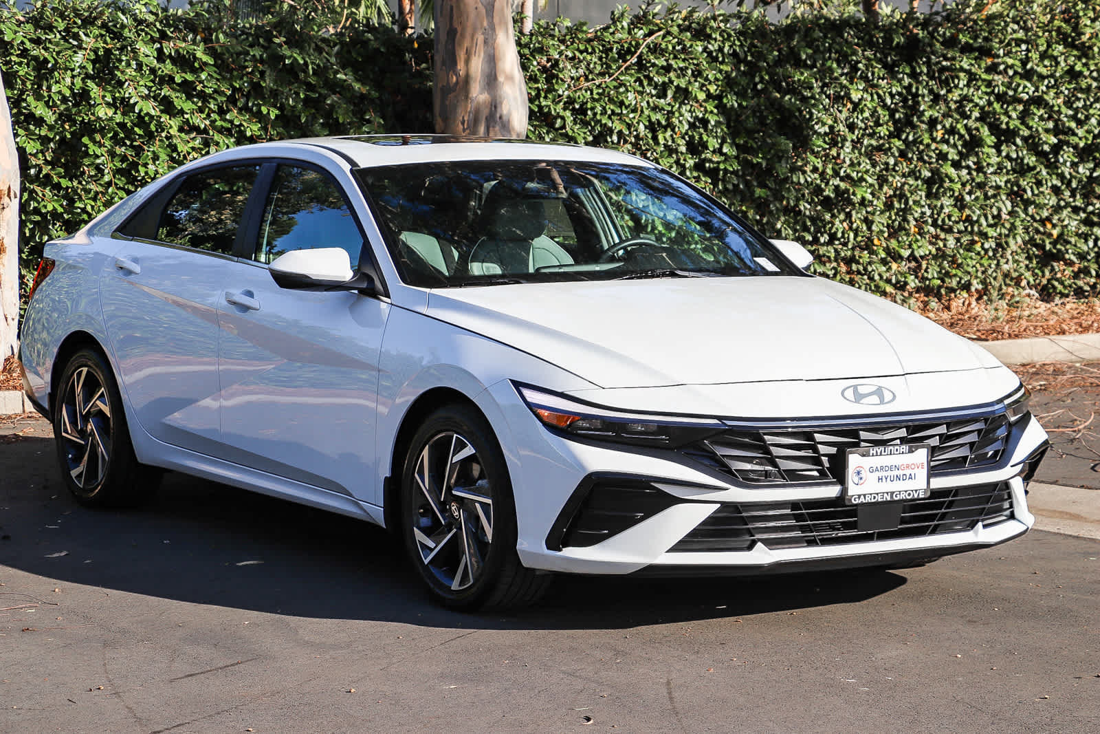 Used 2025 Hyundai Elantra Limited FWD image 3