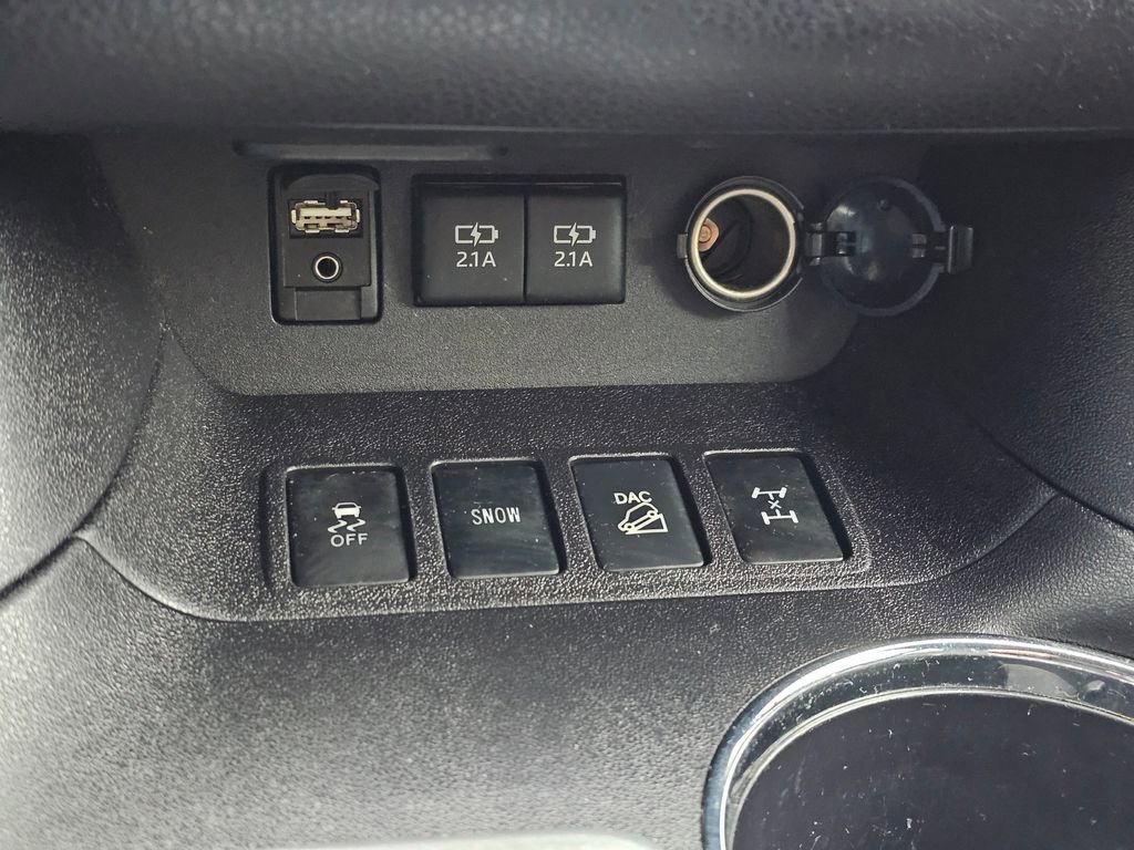 Used 2017 Toyota Highlander Plus AWD/4WD image 32