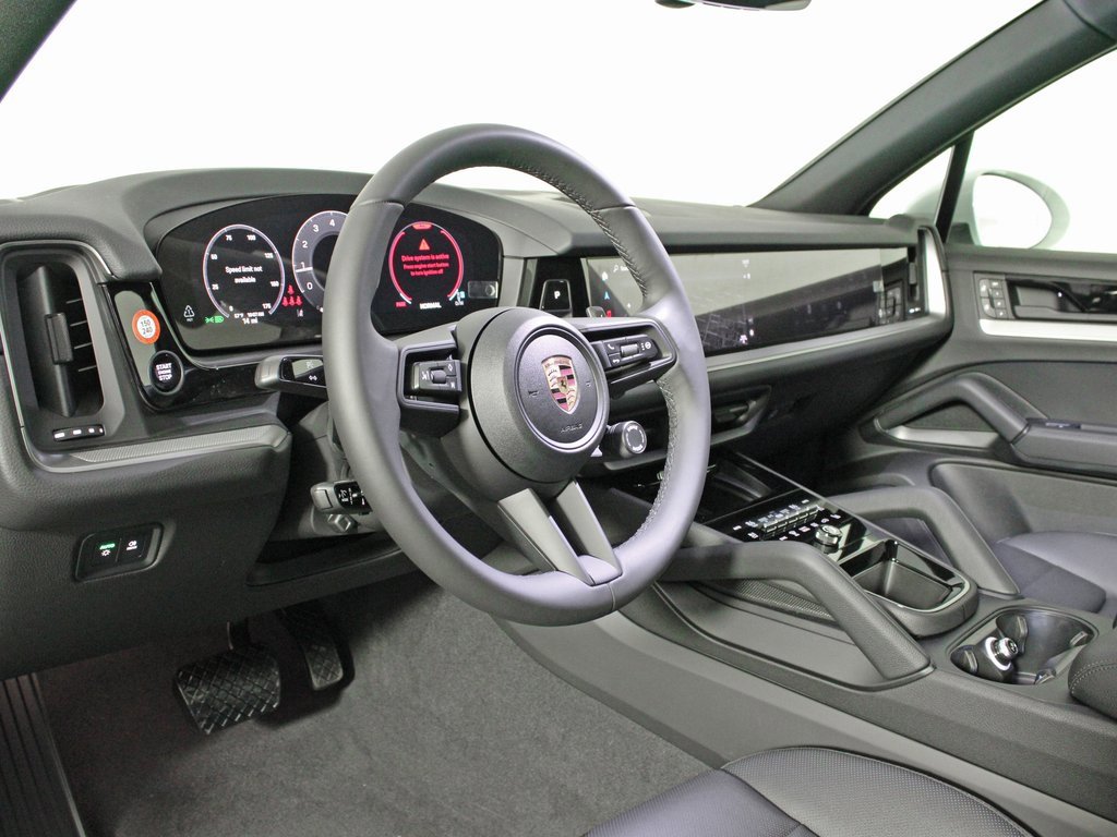 Used 2025 Porsche Cayenne image 4