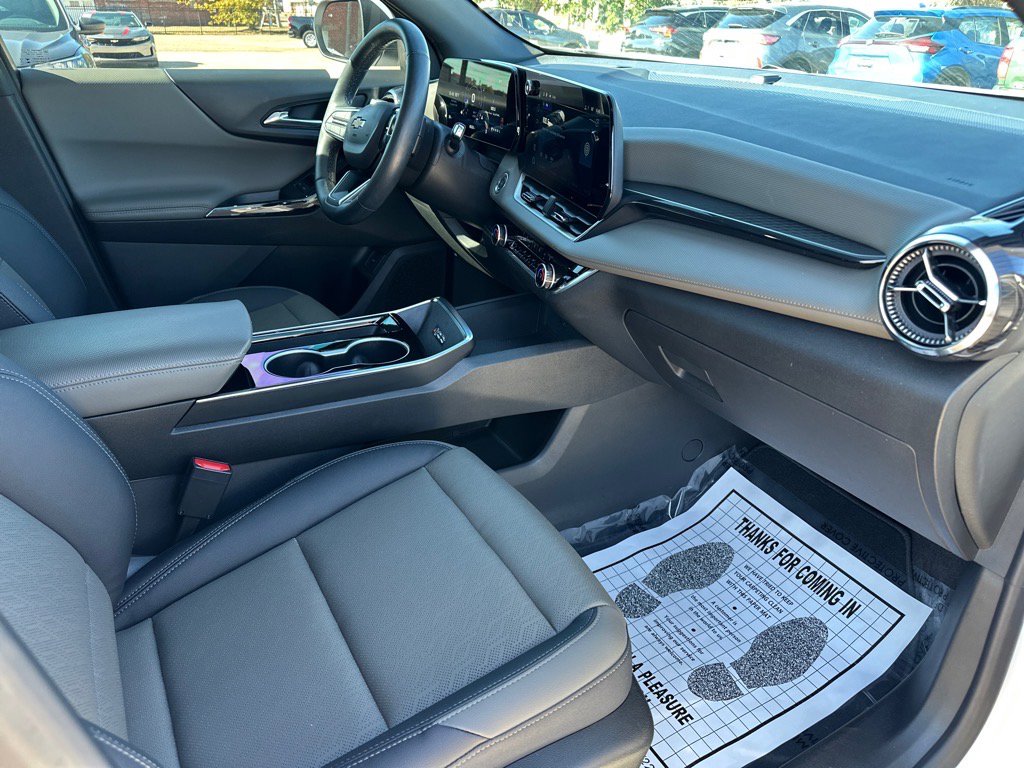 Used 2025 Chevrolet Equinox LT w/ Convenience Package II image 13