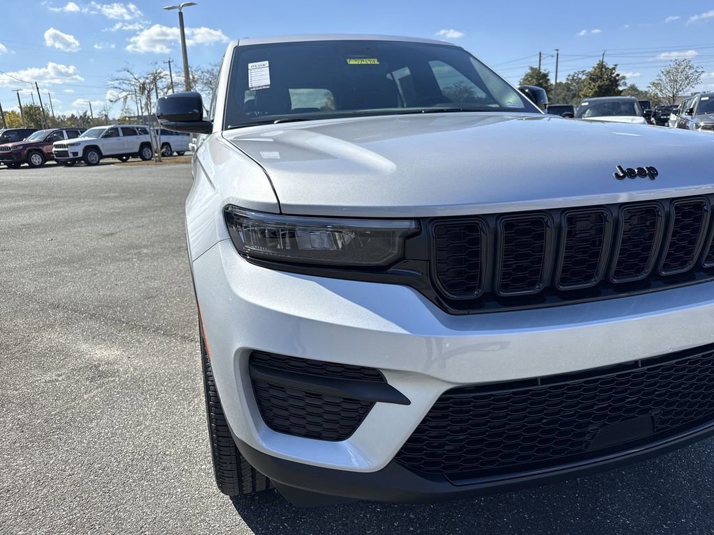 New 2025 Jeep Grand Cherokee Altitude image 9